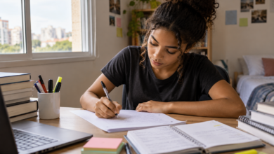 Estudante escrevendo à mão uma redação durante preparação para o ENEM.